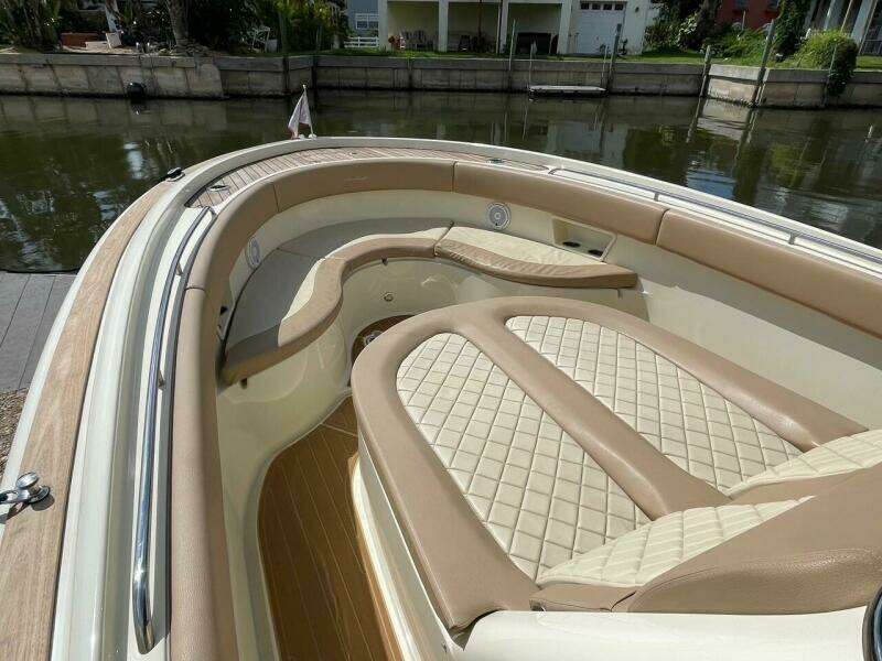 Chris Craft 30 Catalina- Bow Seating