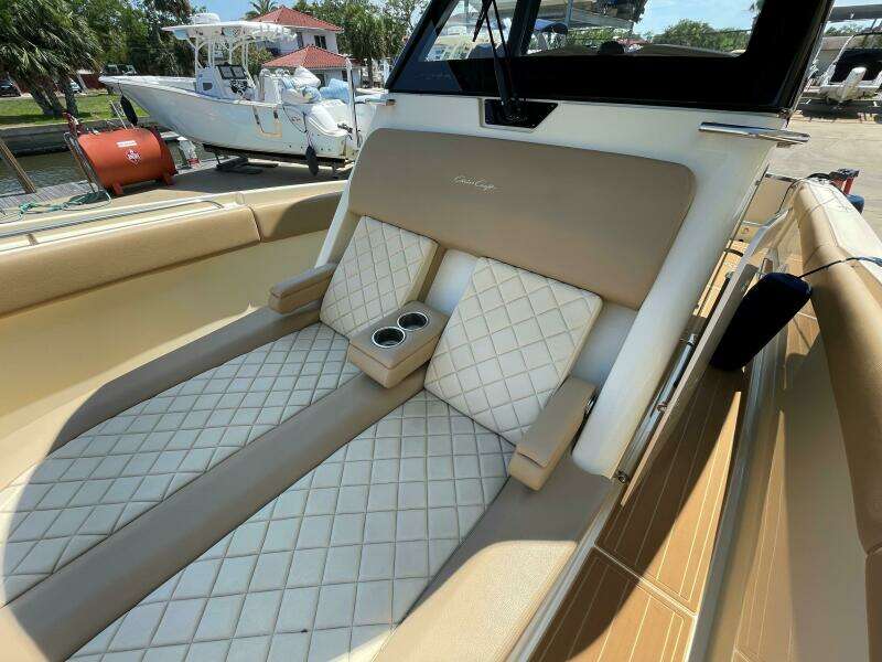 Chris Craft 30 Catalina- Bow Seating 
