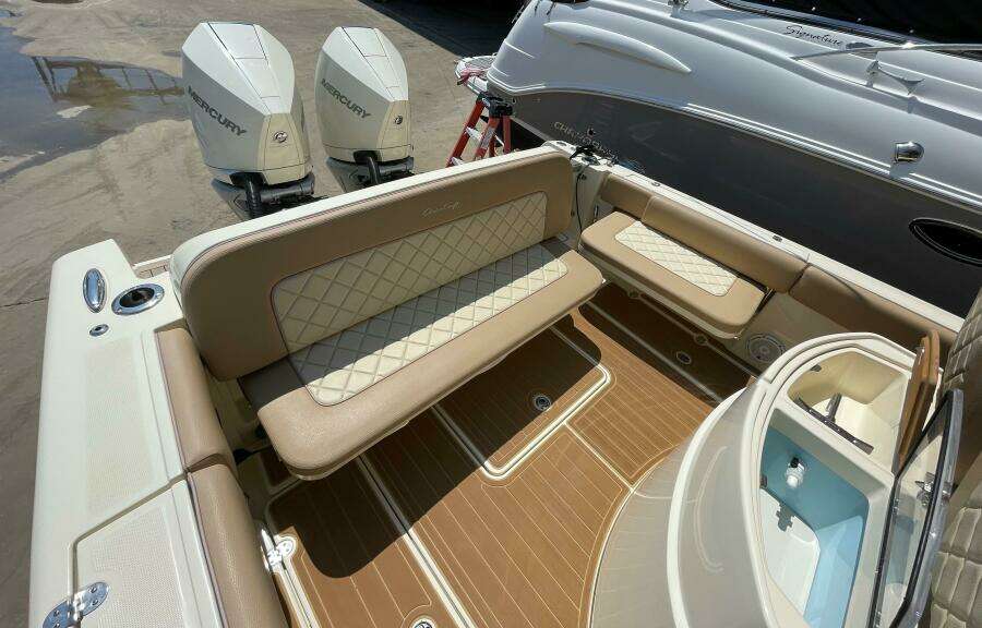 Chris Craft 30 Catalina- Livewell and Cockpit Seating