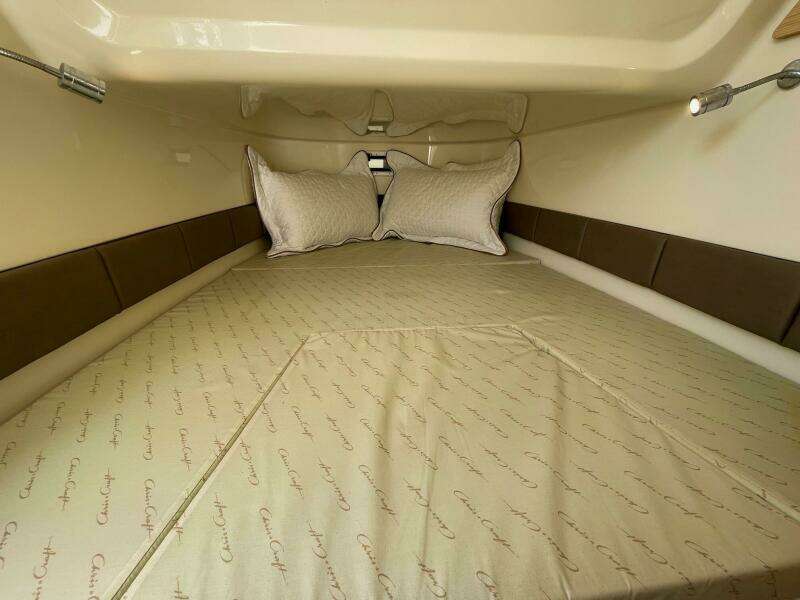 Chris Craft 30 Catalina- Cabin