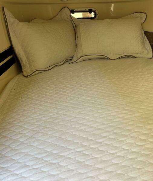 Chris Craft 30 Catalina- Cabin