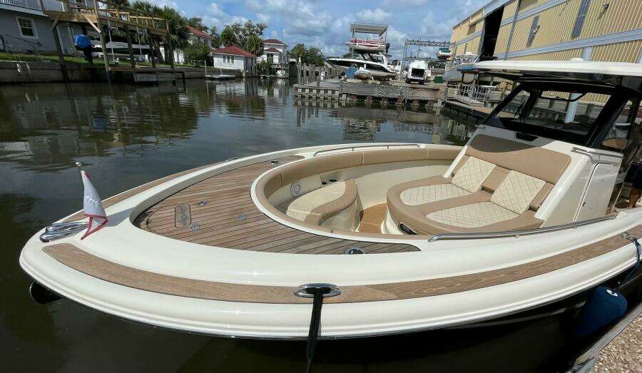 Chris Craft 30 Catalina- Bow