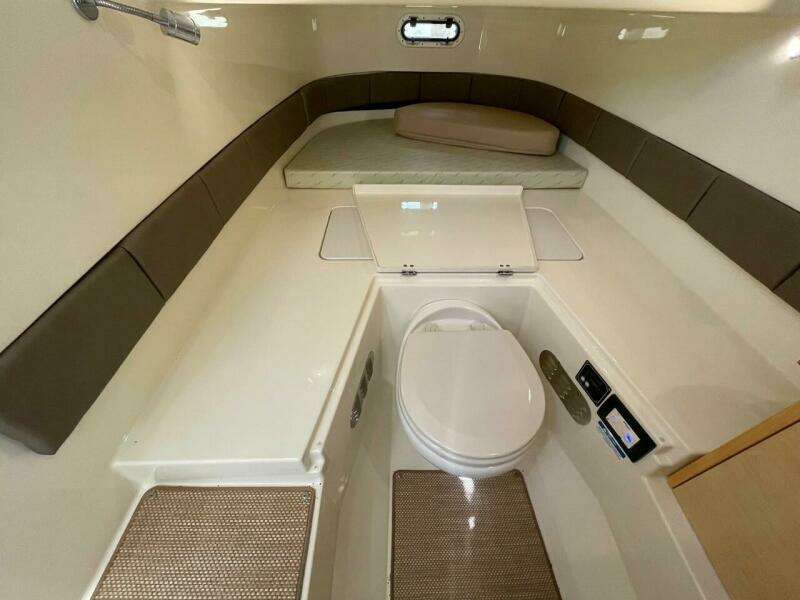 Chris Craft 30 Catalina- Head