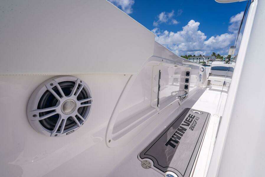 26ft Twin Vee Yacht For Sale