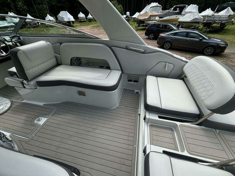 30ft Crownline Yacht For Sale