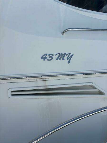2006 Carver 43 Motor Yacht exterior detail with 