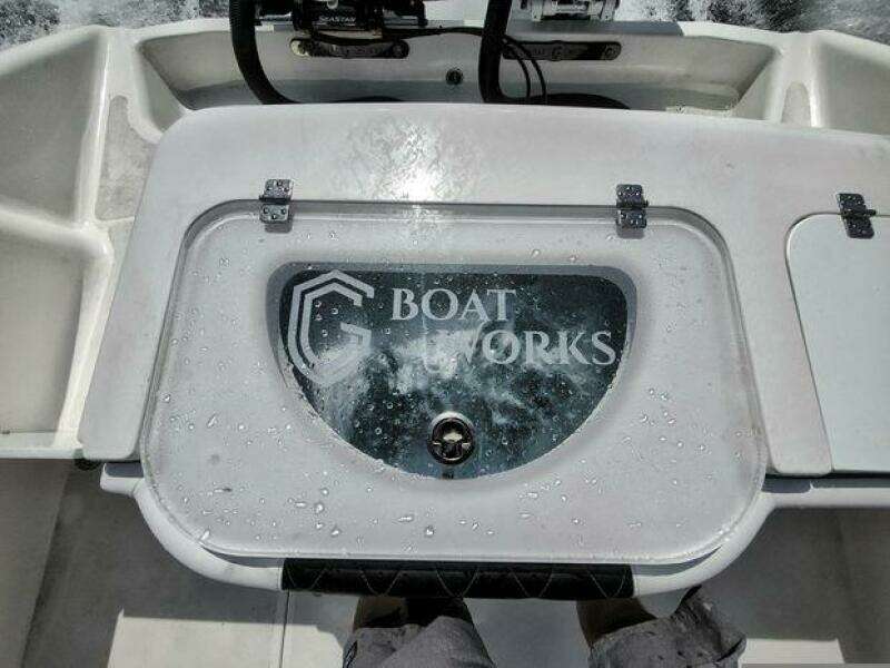 2022 CG Boat Works 35 M-Series livewell with water splashes on the lid.