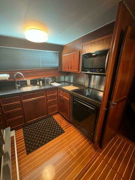 61ft Hatteras Yacht For Sale