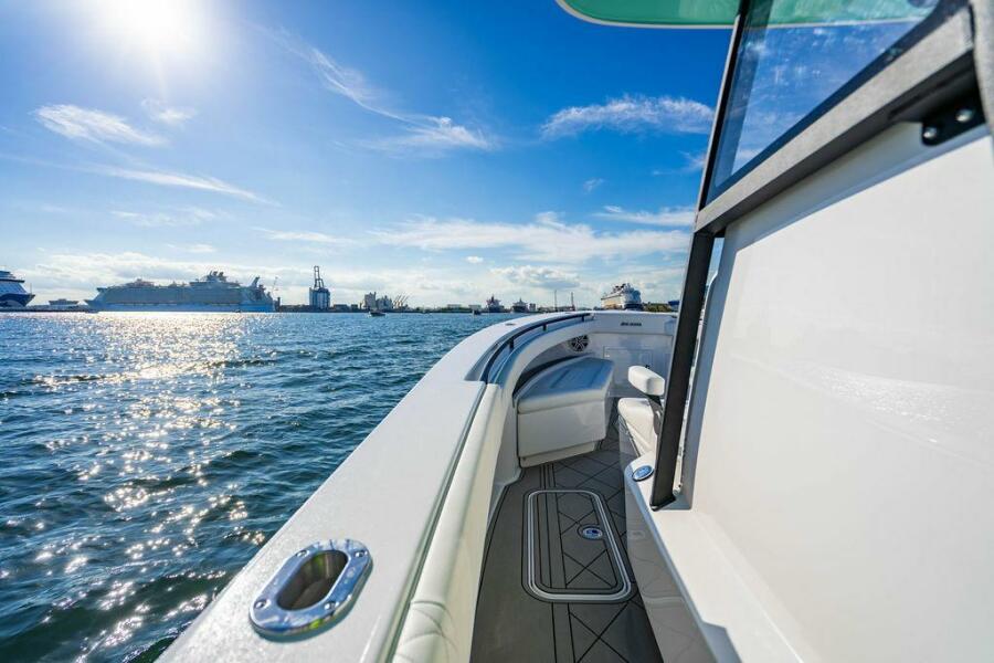 34' 2026 Reef Runner 340