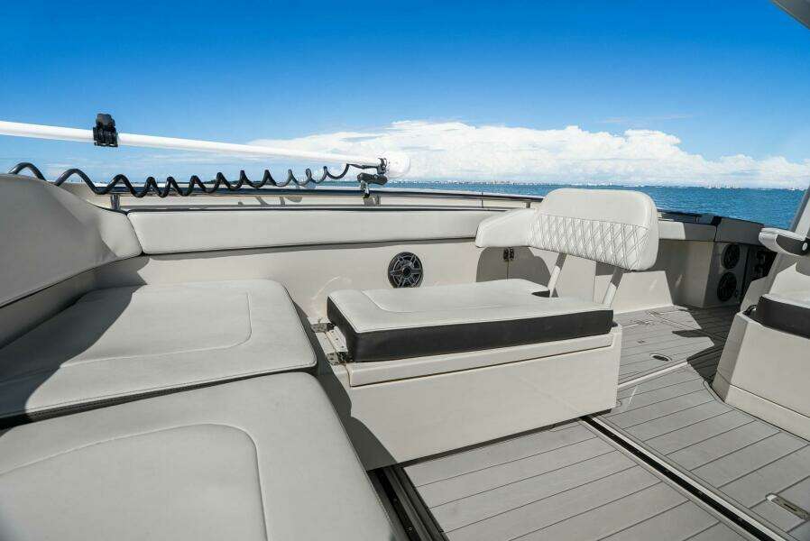 2022 World Cat 400 CC-X - Bow Seating