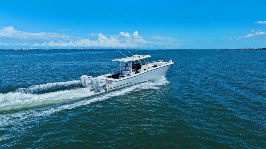 2022 World Cat 400 CC-X - Profile Stern 3/4 Starboard