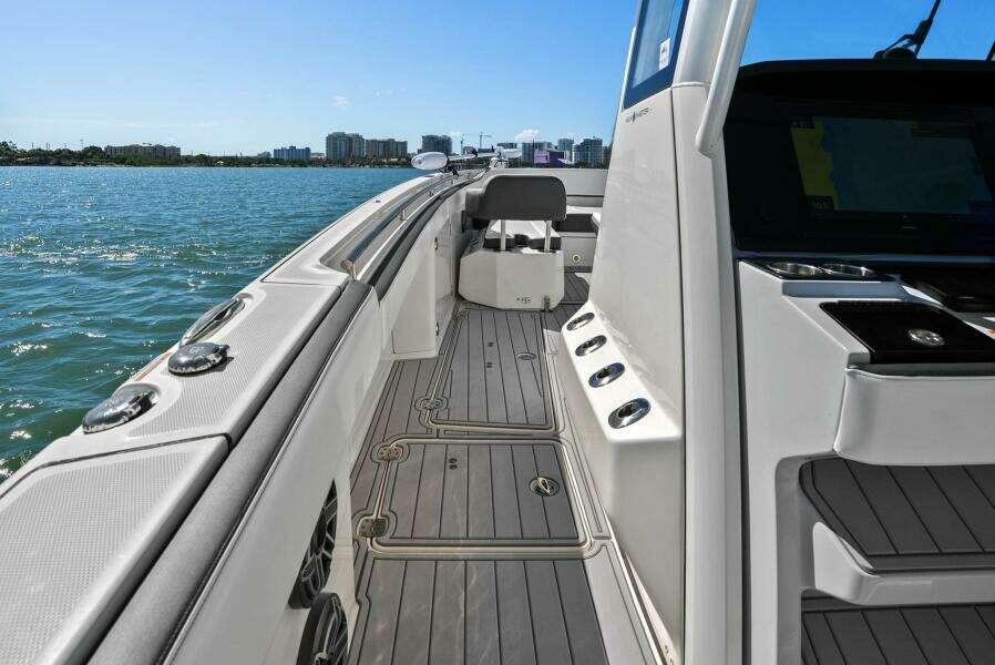 2022 World Cat 400 CC-X - Port Side Walkway