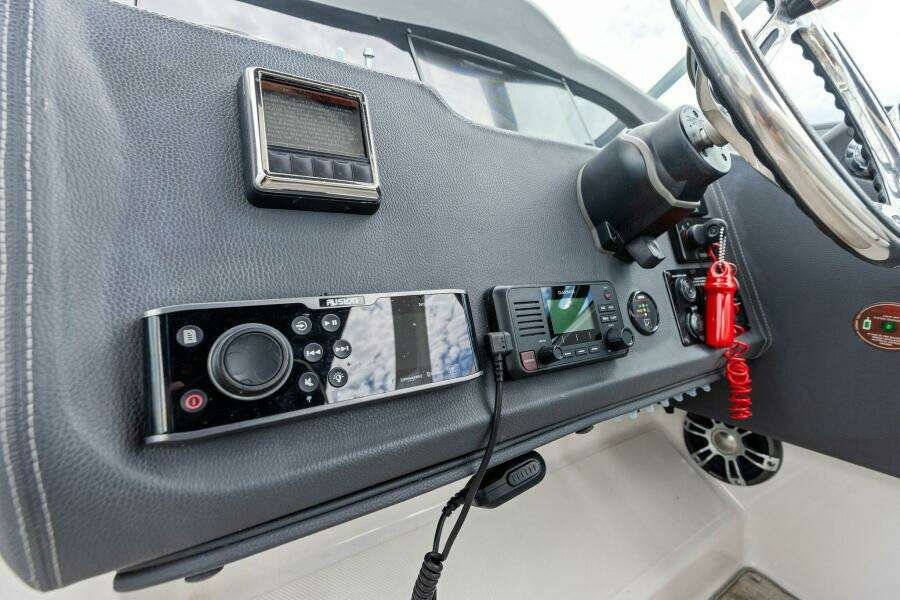 2020 Regal 33 XO 'Snuffleupagus'-Helm Electronics