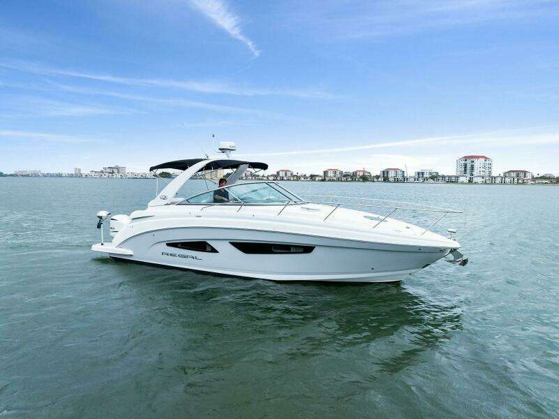 2020 Regal 33 XO 'Snuffleupagus'-Profile 3/4 Starboard