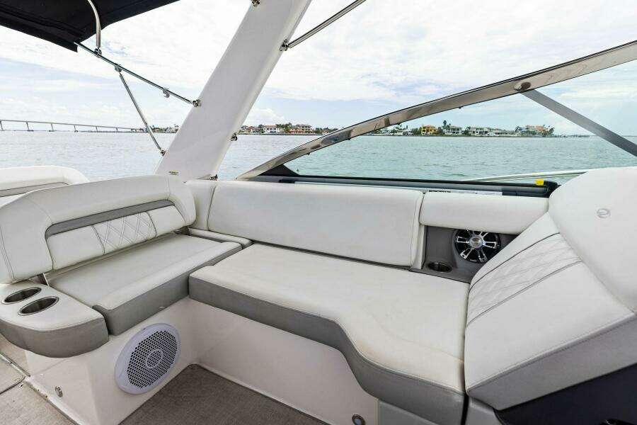 2020 Regal 33 XO 'Snuffleupagus'-Cockpit