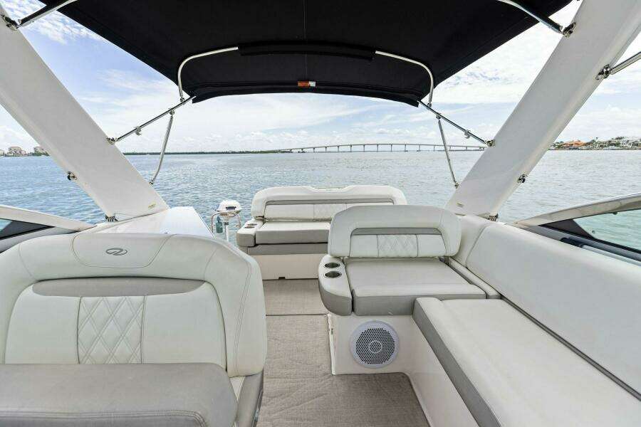 2020 Regal 33 XO 'Snuffleupagus'-Cockpit