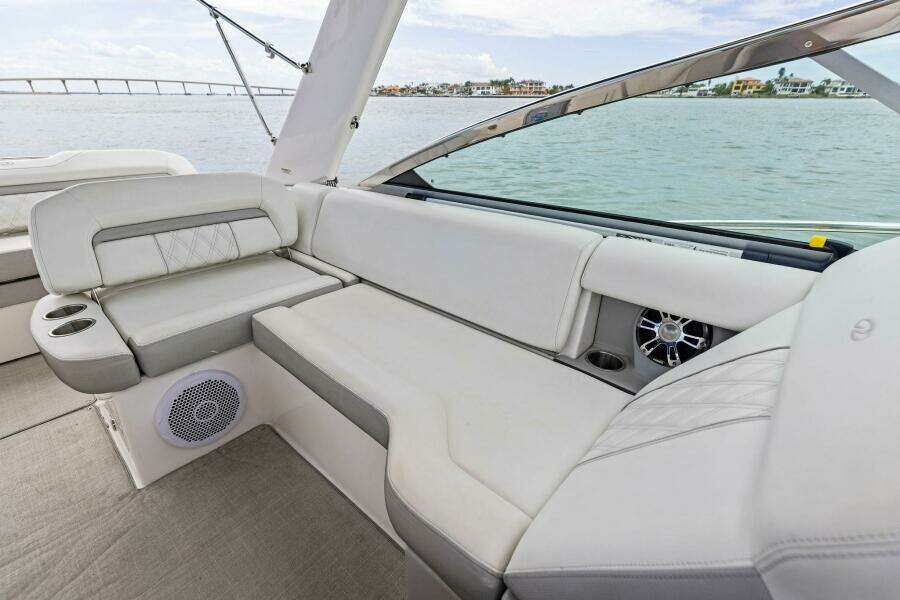 2020 Regal 33 XO 'Snuffleupagus'-Cockpit
