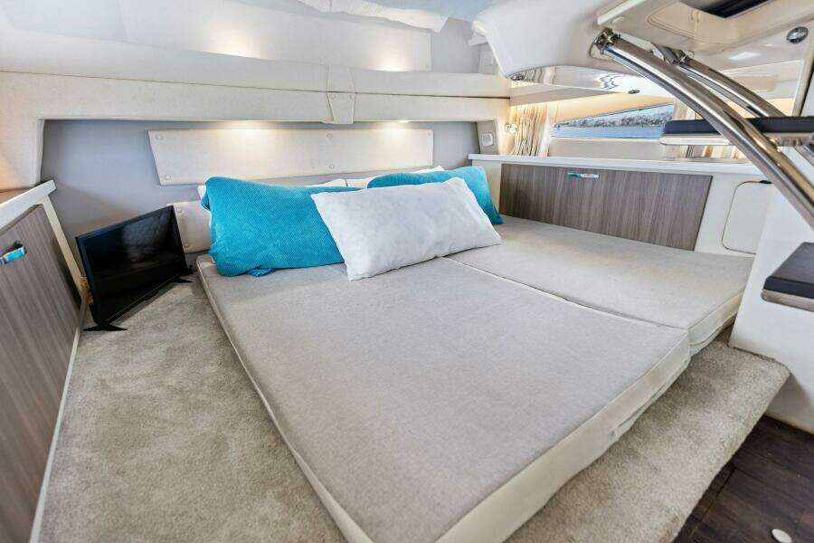 2020 Regal 33 XO 'Snuffleupagus'-Cabin