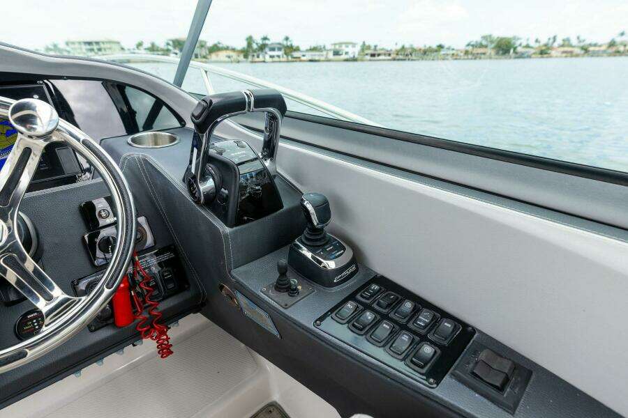 2020 Regal 33 XO 'Snuffleupagus'-Helm Controls