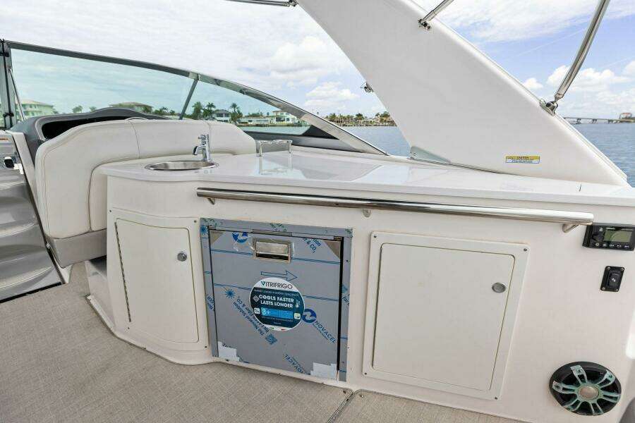 2020 Regal 33 XO 'Snuffleupagus'-Cockpit Wet Bar