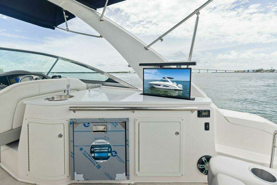 2020 Regal 33 XO 'Snuffleupagus'-Cockpit Wet Bar