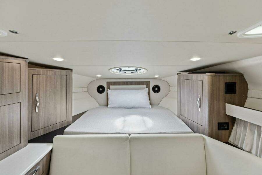 2020 Regal 33 XO 'Snuffleupagus'-Cabin