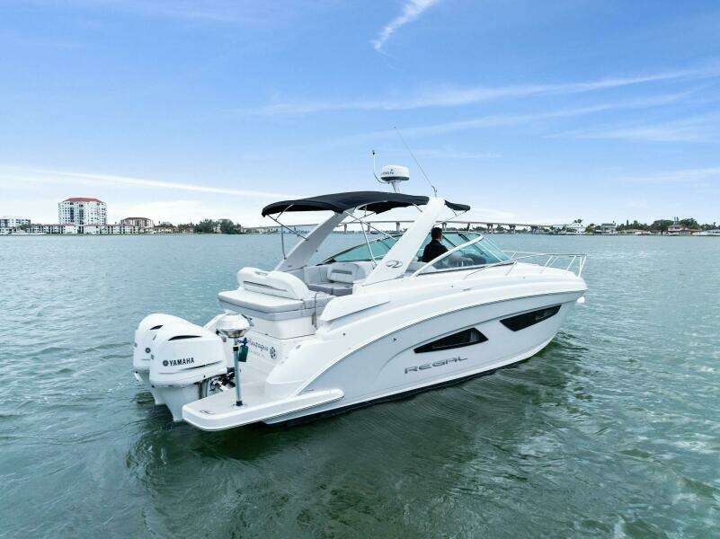 2020 Regal 33 XO 'Snuffleupagus'-Profile 3/4 Starboard Stern