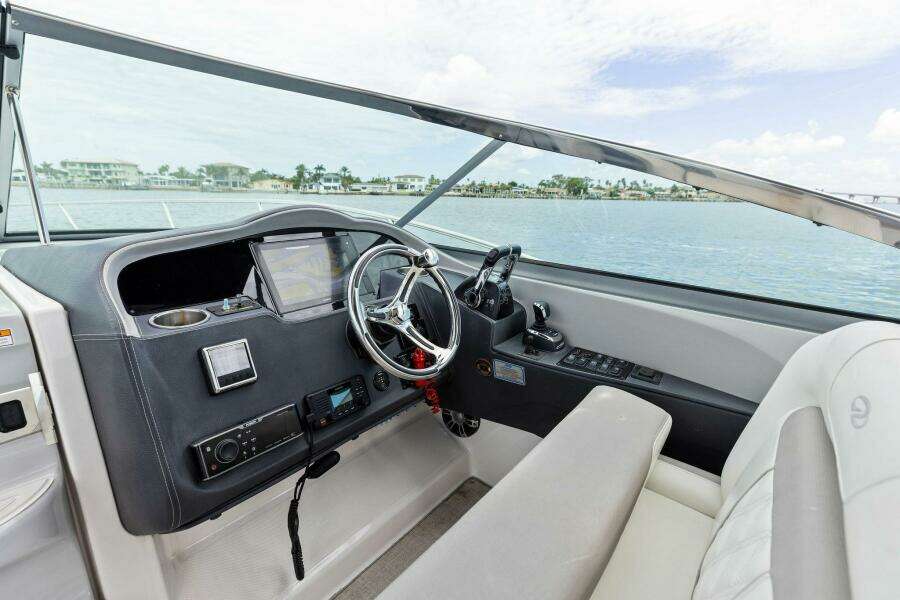 2020 Regal 33 XO 'Snuffleupagus'-Helm 