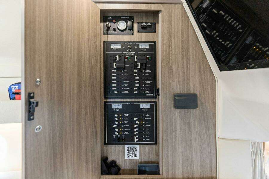 2020 Regal 33 XO 'Snuffleupagus'-Switch Panel