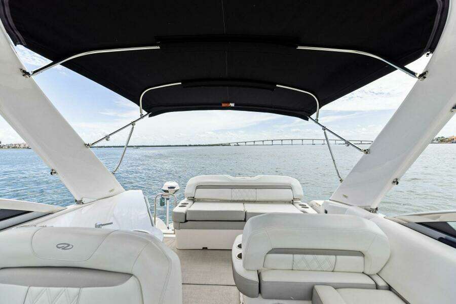 2020 Regal 33 XO 'Snuffleupagus'-Cockpit