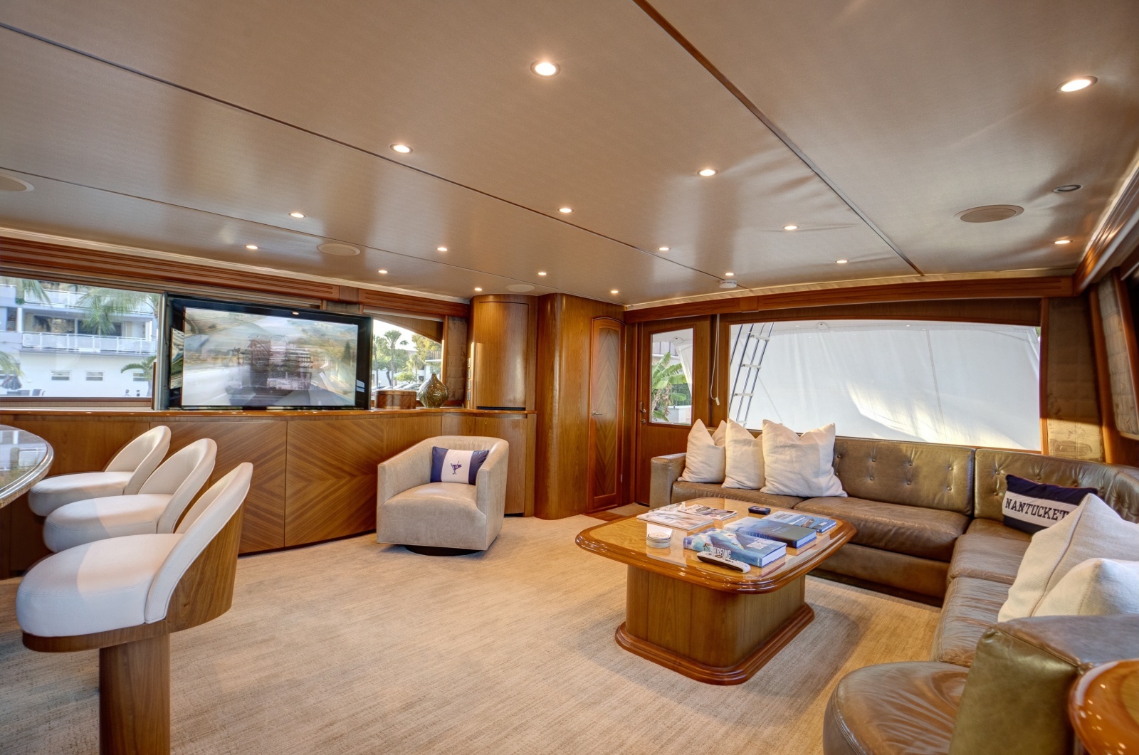 Viking 82 - Done Deal - Salon
