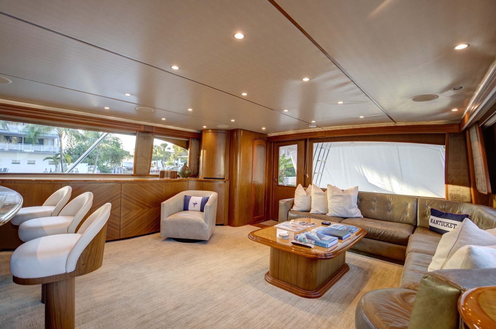 Viking 82 - Done Deal - Salon