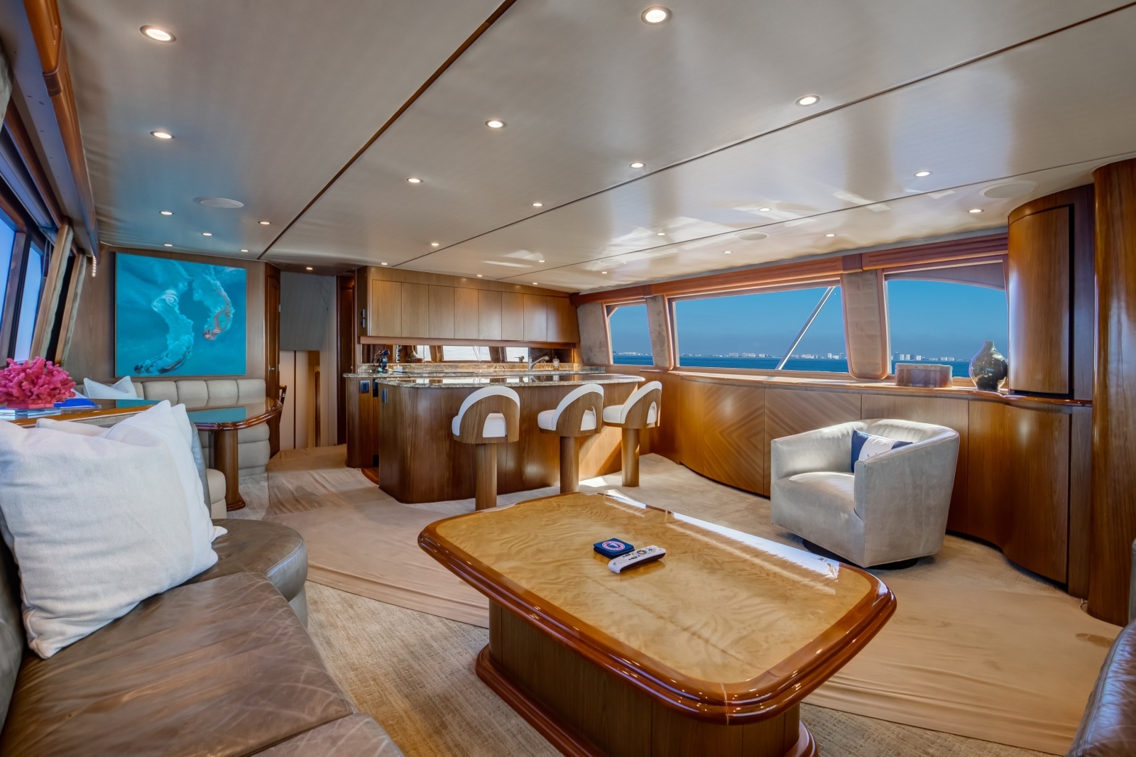 Viking 82 - Done Deal - Salon