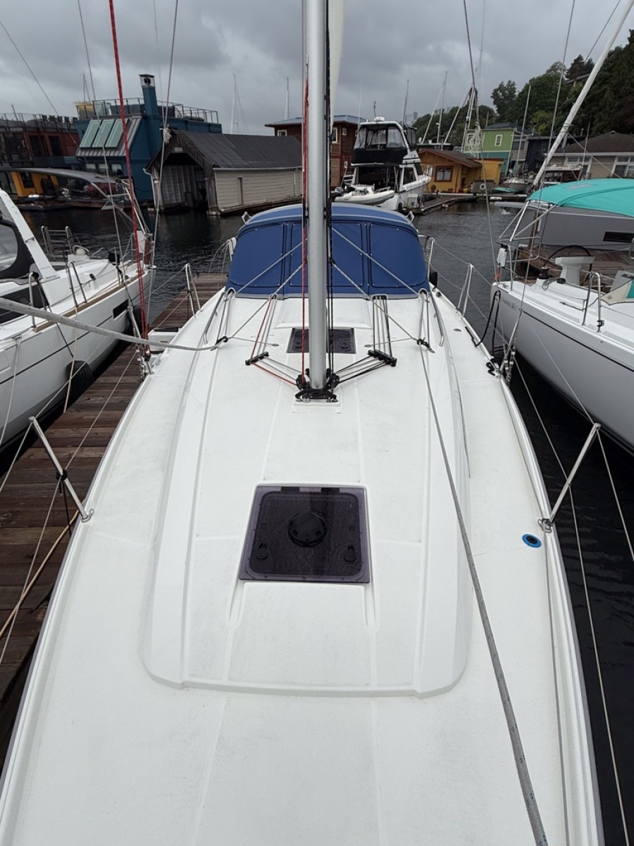 Oceanis 34.1 foredeck