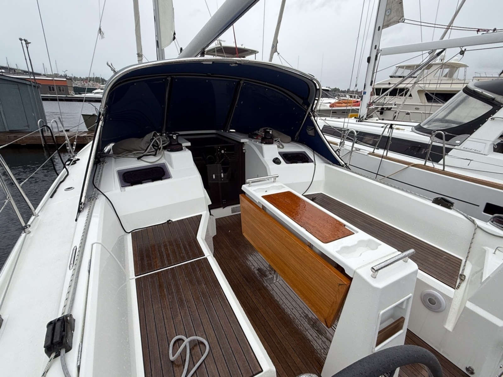 Oceanis 34.1 cockpit