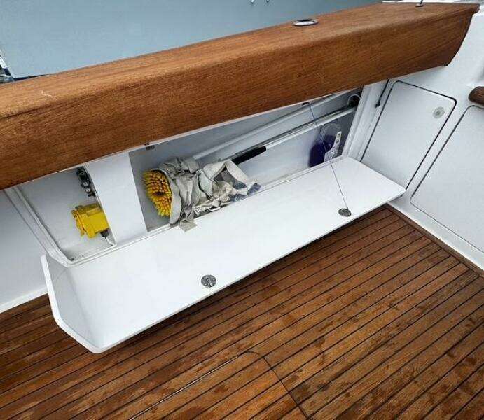 2005 Viking 74 Convertible 'Liquid Gold'