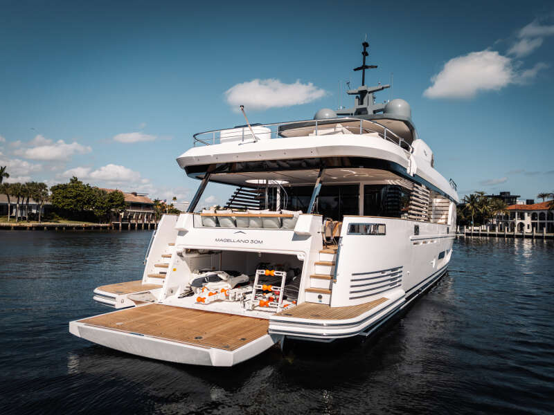 95ft Azimut Yacht For Sale