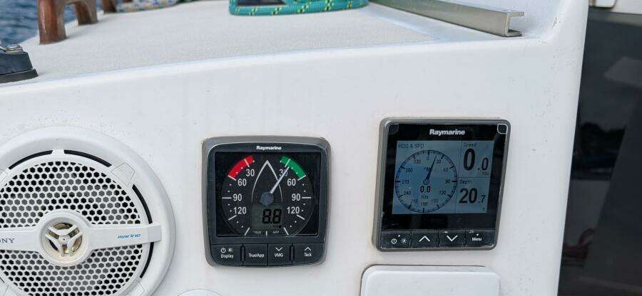 Hijinx 37ft Express Yacht For Sale