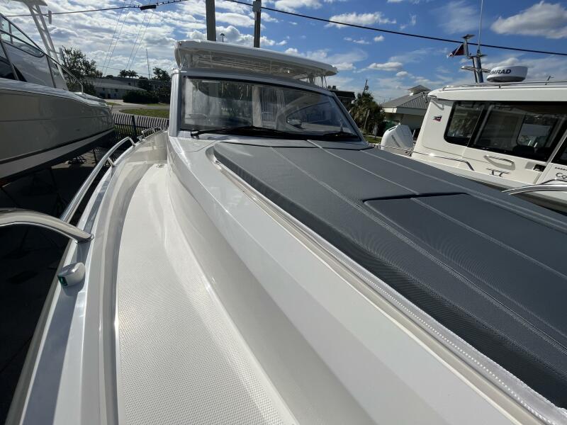 30' 2024 Nimbus Weekender 9