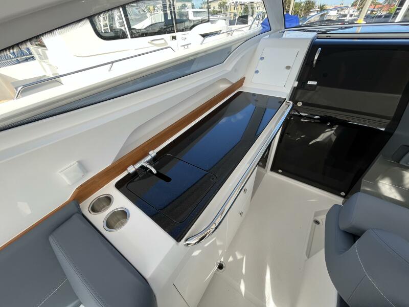 30' 2024 Nimbus Weekender 9