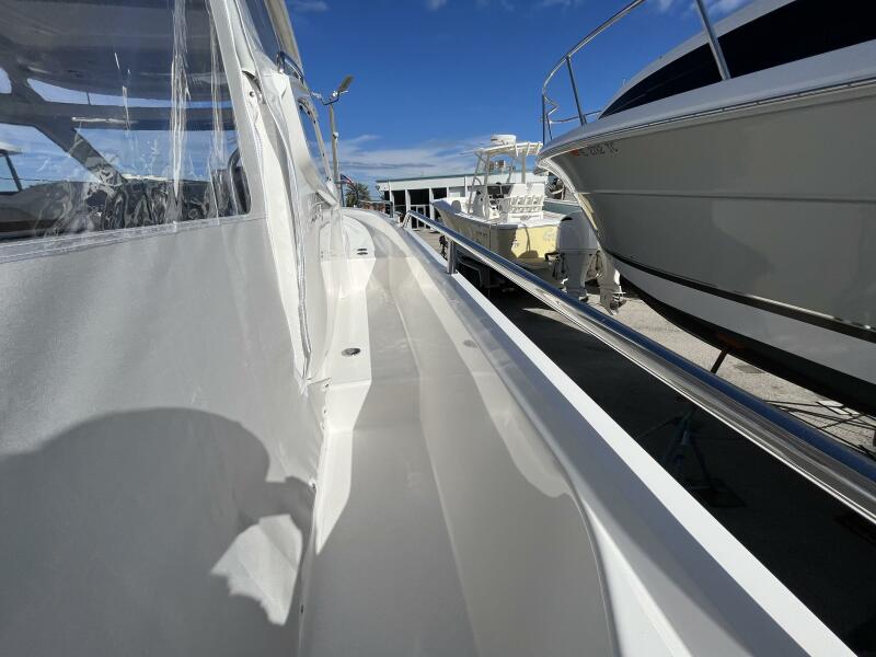 30' 2024 Nimbus Weekender 9