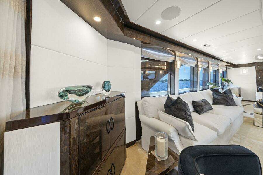 Salon Aft to Port   