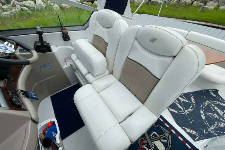 CROWN N AROUND 31ft Four Winns Yacht For Sale
