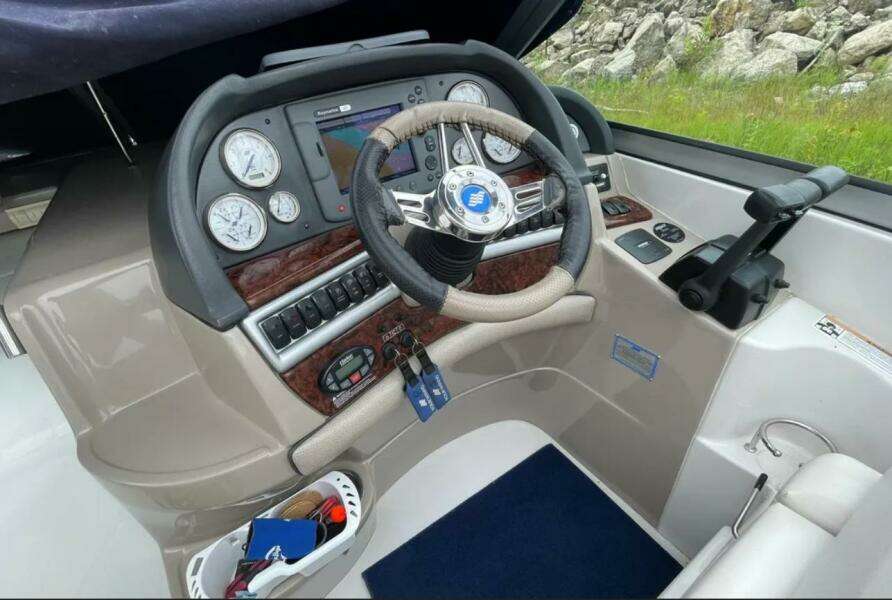 CROWN N AROUND 31ft Four Winns Yacht For Sale