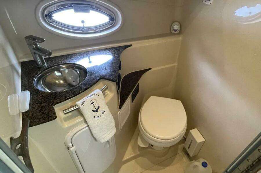 CROWN N AROUND 31ft Four Winns Yacht For Sale