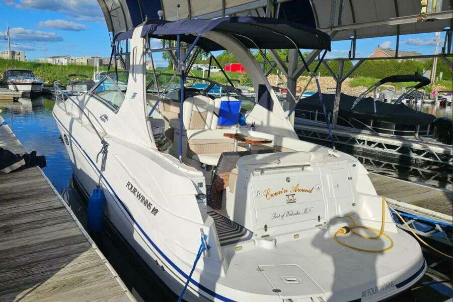 CROWN N AROUND 31ft Four Winns Yacht For Sale