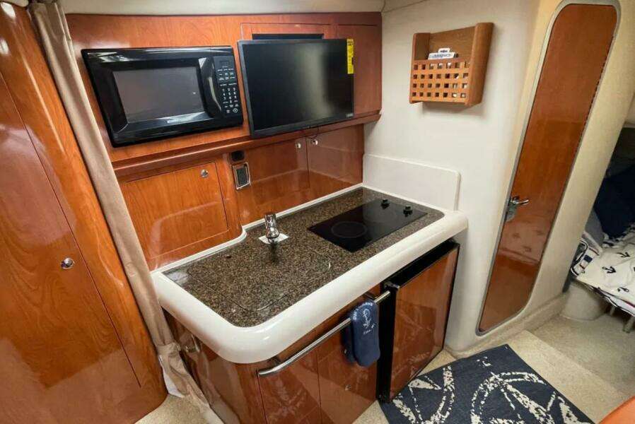 CROWN N AROUND 31ft Four Winns Yacht For Sale