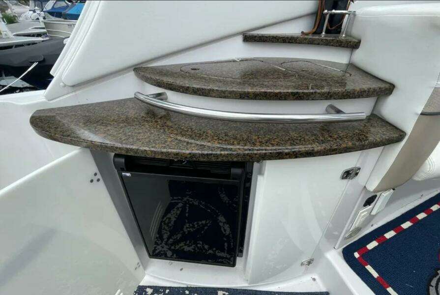 CROWN N AROUND 31ft Four Winns Yacht For Sale
