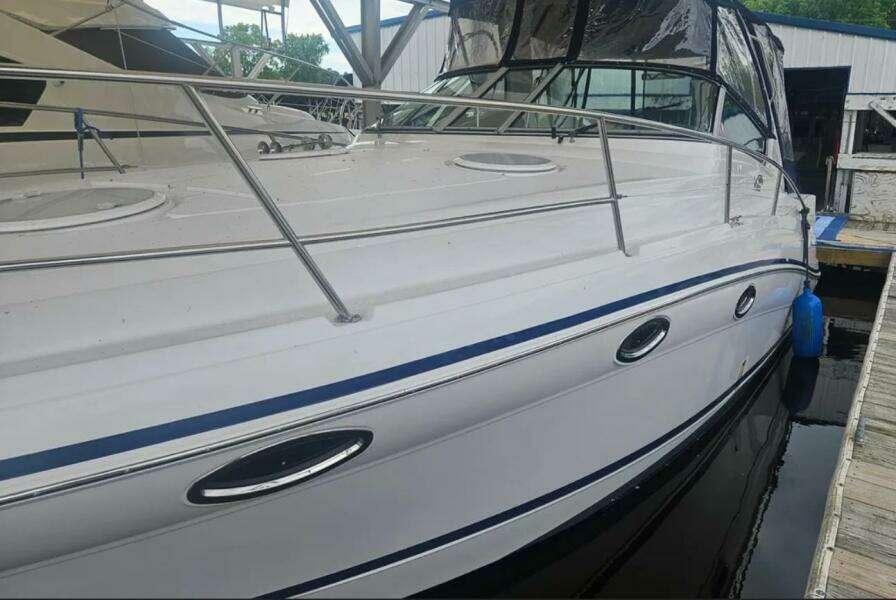 CROWN N AROUND 31ft Four Winns Yacht For Sale