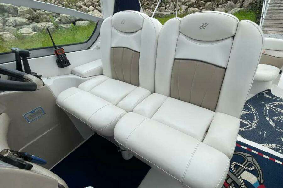 CROWN N AROUND 31ft Four Winns Yacht For Sale